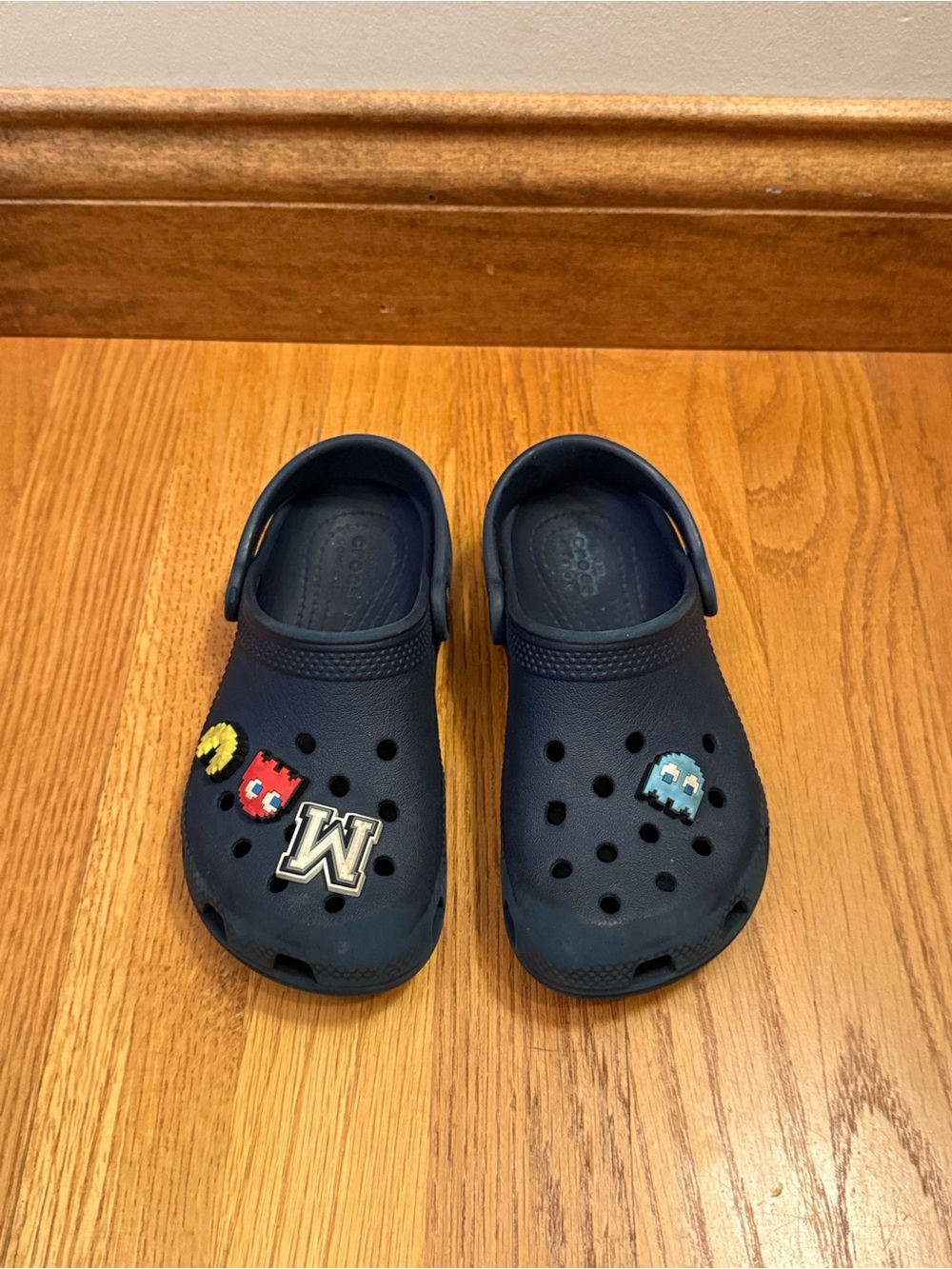 CROCS Kids Classic Clog With PAC Man Charms Navy Blue Children’s Size 11